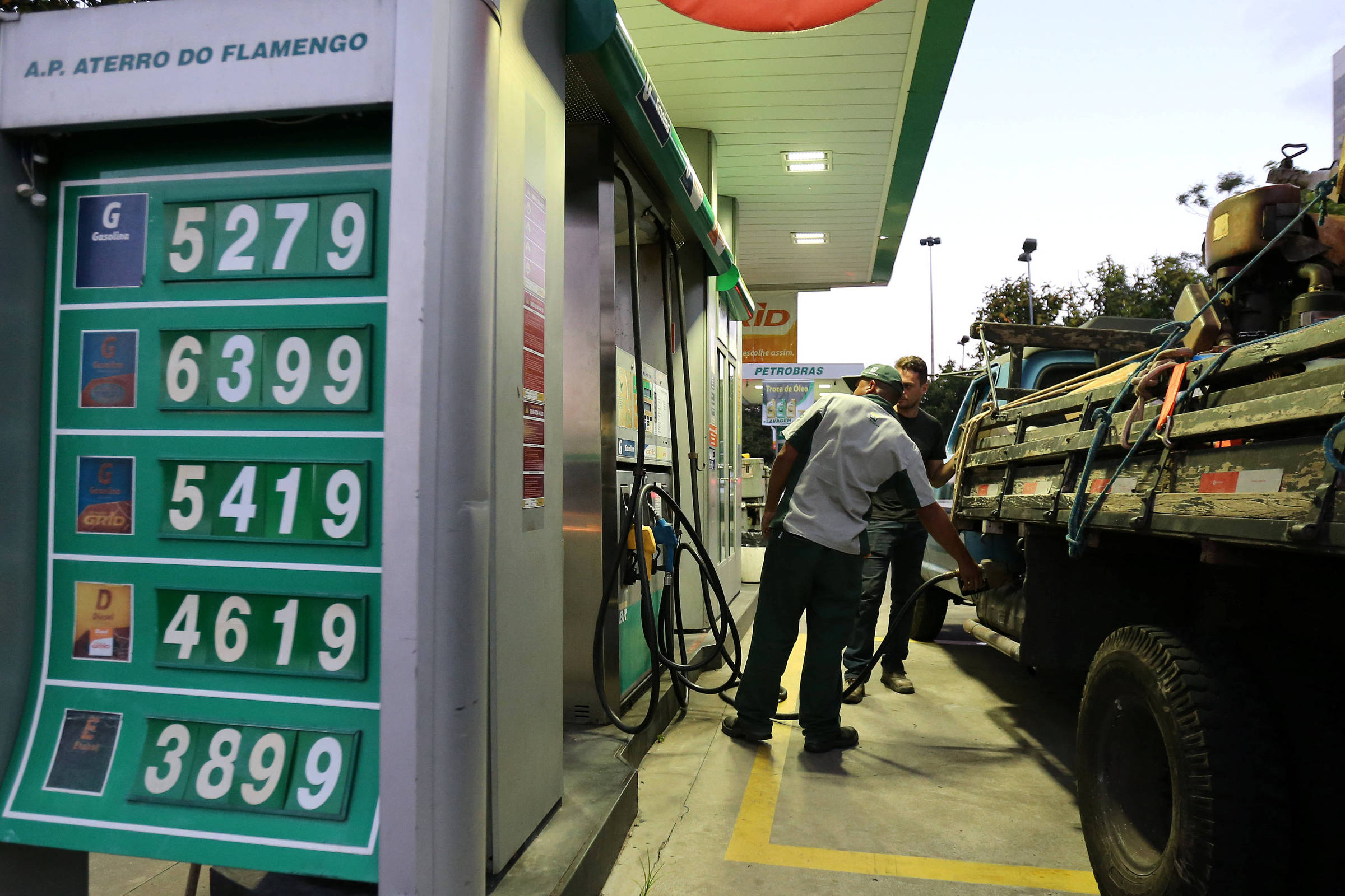 Gasolina cai nas refinarias e sobe nas bombas dos postos